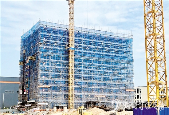 鶴山市活用信用承諾制，壓減項(xiàng)目審批流程，助力重大項(xiàng)目落地建設(shè)跑出“加速度”。圖為總投資40億元的福建友誼新材料項(xiàng)目，從評(píng)審過會(huì)到落地開工僅用時(shí)3個(gè)月。