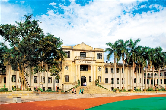 臺山一中教學(xué)大樓。