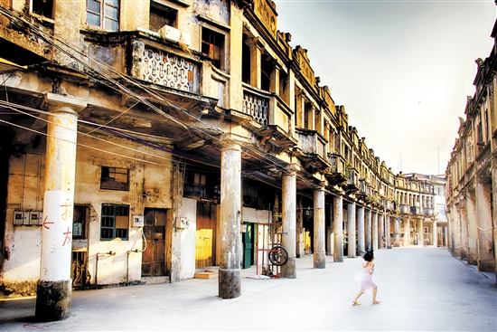 建于1927年的白沙鎮(zhèn)健康路騎樓群形成一個古樸僑墟，散發(fā)著獨(dú)特的魅力。