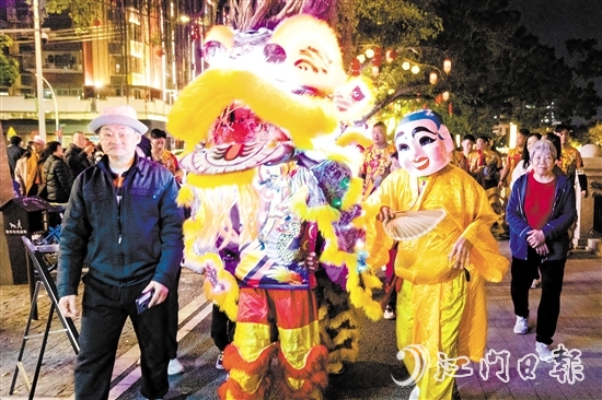 夜光獅巡游。