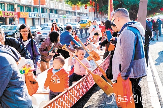 禮樂(lè)龍舟劃進(jìn)“非遺版”春節(jié)，吸引眾多市民圍觀體驗(yàn)。