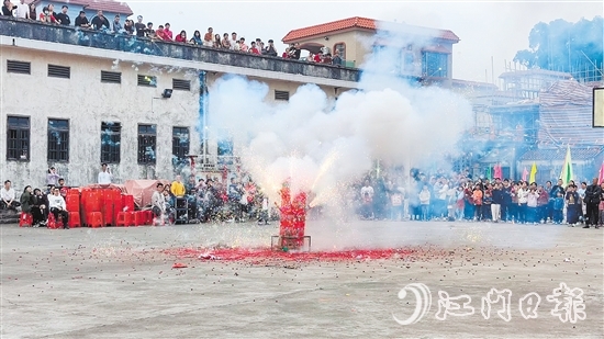 棠下鎮(zhèn)的傳統(tǒng)節(jié)慶活動(dòng)搶花炮吸引了眾多村民圍觀和參與。