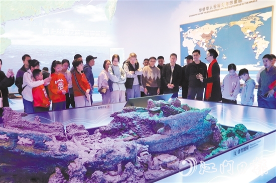 市民游客到僑博館重溫華僑歷史。