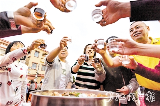 棠下鎮(zhèn)橫江東邊村的村民組織晚宴、共慶春節(jié)。