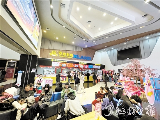 大年初二，江門萬達影城迎來許多觀影的市民。