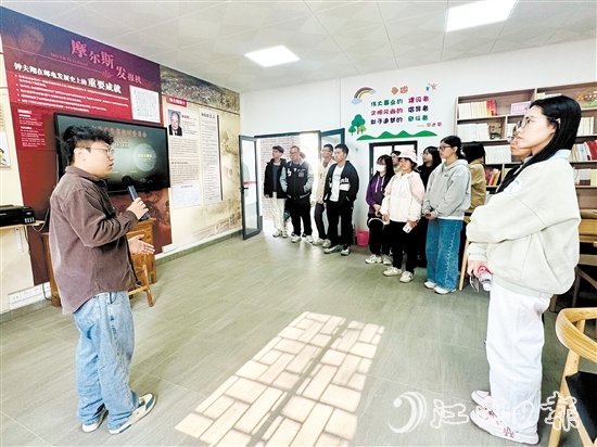 學(xué)子走訪省“百千萬工程”典型村和企業(yè)，了解家鄉(xiāng)發(fā)展情況。