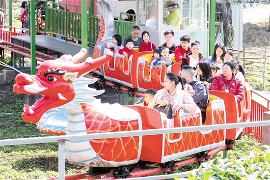 在位于江海區(qū)的江門(mén)長(zhǎng)廊生態(tài)園，市民游客坐上小火車(chē)，享受闔家歡樂(lè)時(shí)光。