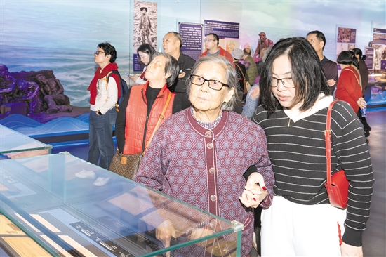 游客在中國(guó)僑都華僑華人博物館領(lǐng)略?xún)S鄉(xiāng)文化魅力。
