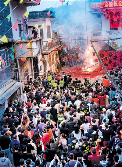 新會(huì)區(qū)三江鎮(zhèn)仁和里金龍巡游，鞭炮齊鳴。