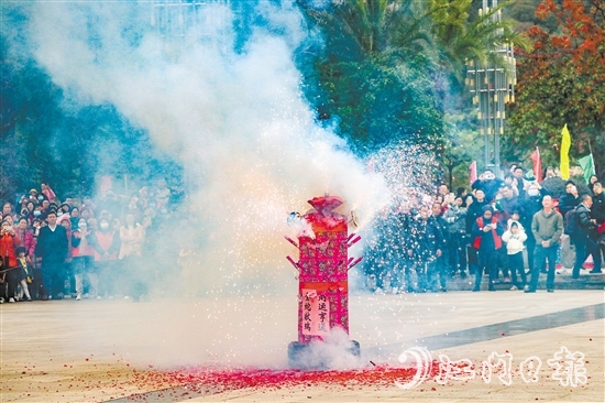 搶花炮活動(dòng)人氣十足。劉淑君