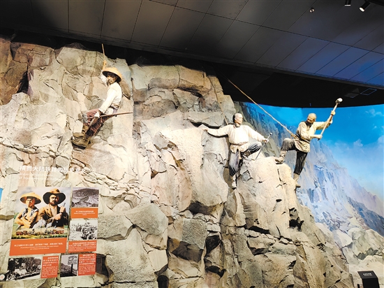 僑博館再現(xiàn)華工在美修建鐵路情景。