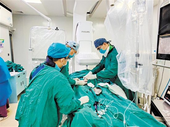 醫(yī)生救治心腦血管疾病患者。