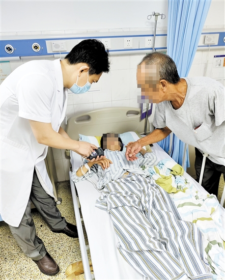 黃俊偉查房，查看患者情況。