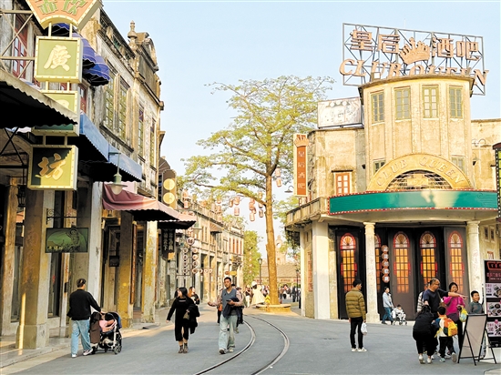 在赤坎華僑古鎮(zhèn)，游客可以漫步游覽觀賞600多座騎樓建筑。