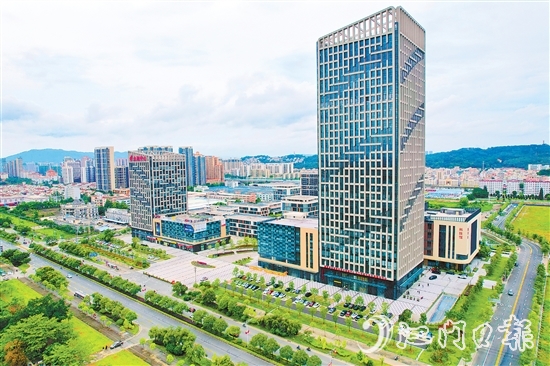 作為全市唯一的國家高新區(qū)，江海區(qū)要勇當(dāng)全市制造業(yè)高質(zhì)量發(fā)展“先行區(qū)”“排頭兵”。邱昱