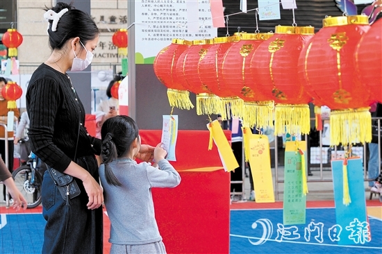 元宵節(jié)游園活動現(xiàn)場，240個火紅燈籠整齊排列，燈籠上懸掛著數(shù)張寫有謎面的紙條，吸引不少市民前來挑戰(zhàn)。