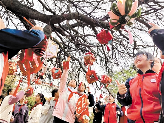江門市怡福中學(xué)學(xué)生書寫新學(xué)期愿望，掛在校園內(nèi)的百年古樹上。
