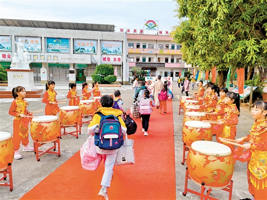 新會崖門黃沖小學(xué)以蔡李佛醒獅和鼓樂迎接學(xué)生。