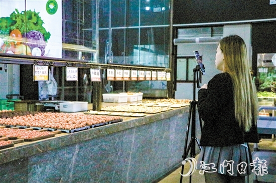 近年來，北達村延伸五洞牛肉街的發(fā)展鏈條，為村集體經(jīng)濟發(fā)展注入活力。圖為餐廳員工進行直播營銷活動。