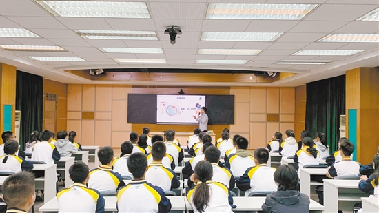 江門市疾控中心工作人員進校園科普健康知識。