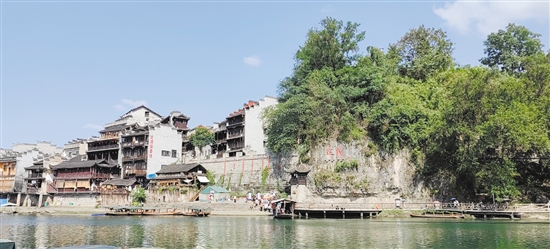 邊城茶峒群山環(huán)抱，城中有山，山中有城。