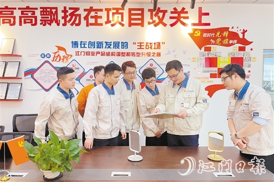 企業(yè)黨員職工帶頭開展研發(fā)攻堅(jiān)。