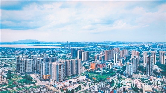 當下，在鶴山大地，“拼”的精神、“闖”的勁頭、“實”的干勁處處涌動。圖為鶴山城區(qū)。