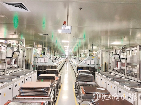 世運電路今年第一季度生產(chǎn)訂單已經(jīng)排滿，企業(yè)生產(chǎn)車間機器轟鳴，生產(chǎn)線加速運轉(zhuǎn)。