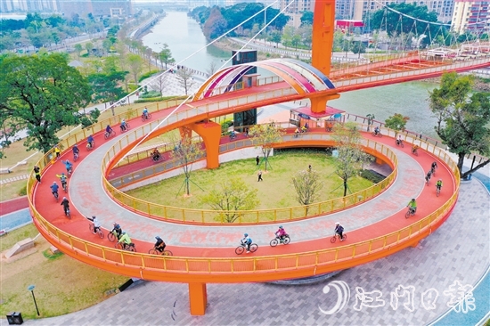 江海區(qū)城央綠廊四道貫通，適合騎行，圖為騎行車愛好者騎行在如意橋上。郭永樂