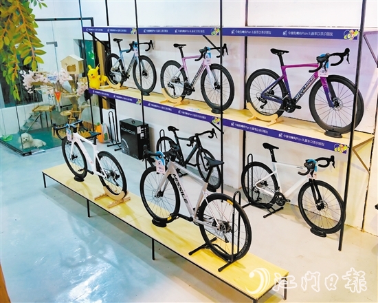 Plan.B自行車生活館內(nèi)陳列著各式各樣的自行車。劉瓊