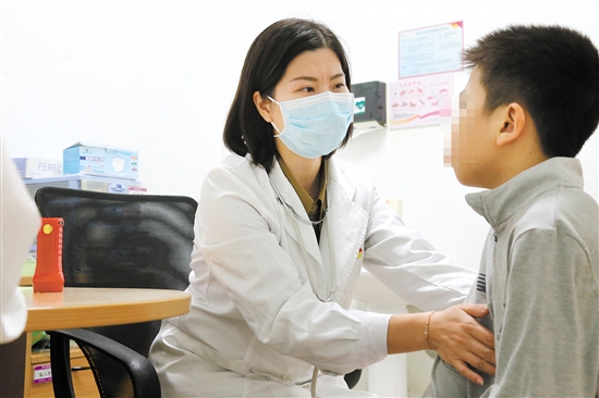 醫(yī)生為患兒查體。