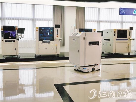 德森智能生產(chǎn)的AGV全自動(dòng)機(jī)器人正在工作。劉瓊