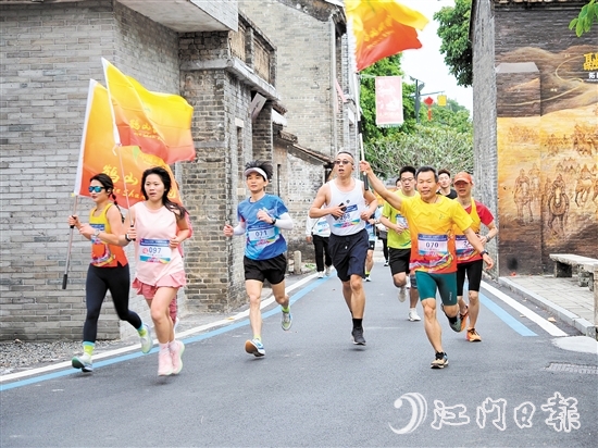 參賽選手在鮮卑古村縱情奔跑。