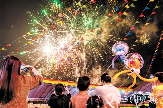 進入夜晚，花炮會現(xiàn)場仍然非常熱鬧，絢麗煙花讓村民、游客大飽眼福。歐蕊榮