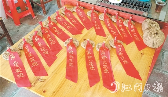 “搶炮”環(huán)節(jié)用的花炮頭由麻繩編織而成，如今“搶炮”被抽簽取代，既保留了傳統(tǒng)，又確保了安全。鶴城鎮(zhèn)供圖