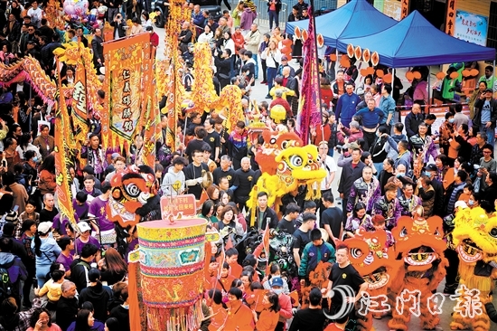 正月十六上午，小官田樟樹下村熱鬧非凡，村民們敲鑼打鼓，進行“接炮”“還炮”等環(huán)節(jié)。