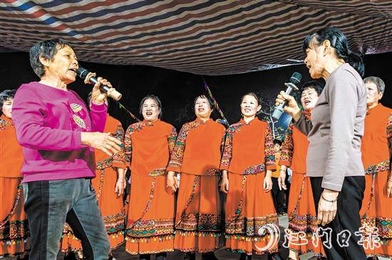 村民在花炮會上唱響《采茶歌》，詞韻精美，內(nèi)涵豐富。歐蕊榮