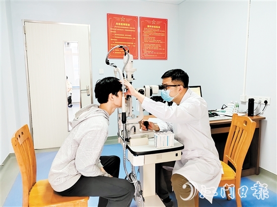 蓬江區(qū)有序組織應(yīng)征青年參加體檢。