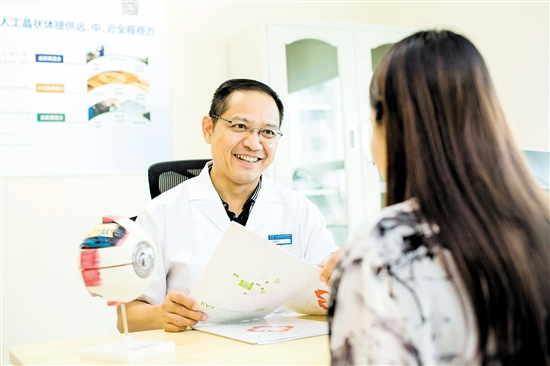 趙春陽為病人看診。