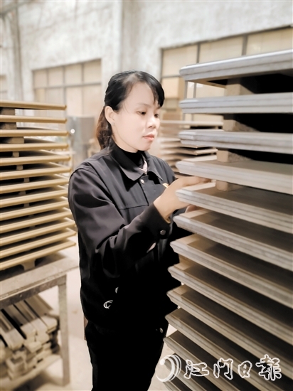 廣東鴻業(yè)家具集團有限公司生產(chǎn)部油漆、木皮車間工人韋江祝