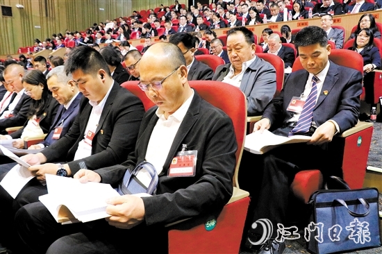 來(lái)自各條戰(zhàn)線的人大代表、政協(xié)委員熱議鶴山市政府工作報(bào)告。