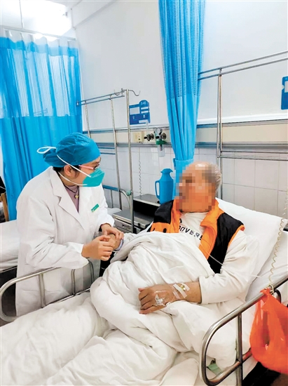 麥苗青在查房中鼓勵(lì)患者。