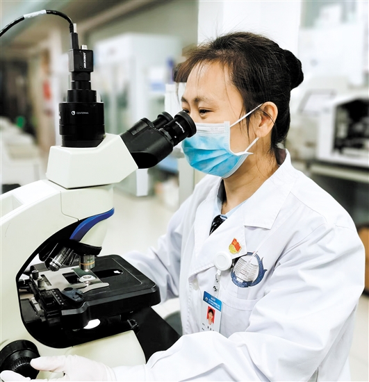 譚家晶進(jìn)行檢驗(yàn)工作。