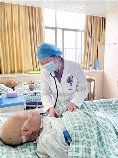 李華燕檢查患者情況。