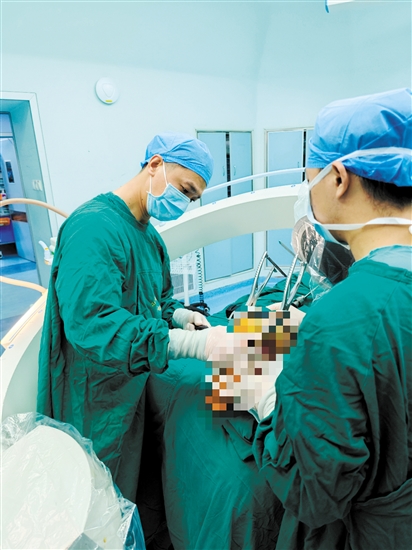 醫(yī)生為陳阿婆實(shí)施手術(shù)。