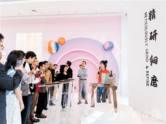 禮樂街道組織企業(yè)家們參觀金多多糖果樂園。