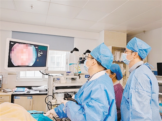 消化內(nèi)科團(tuán)隊(duì)為患者施行手術(shù)。