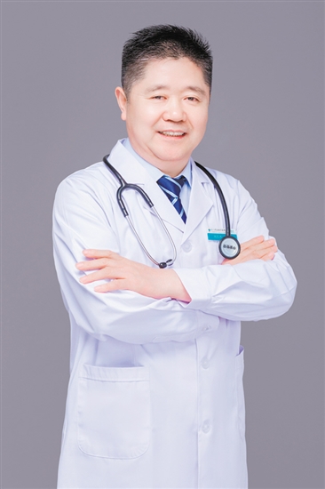 楊愛成：江門市五邑中醫(yī)院腎病科主任，主任醫(yī)師，醫(yī)學(xué)博士，暨南大學(xué)碩士生導(dǎo)師，嶺南名醫(yī)，江門市名醫(yī)。