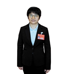 開平市人大代表，馬岡鎮(zhèn)聯(lián)岡村黨總支書記、村委會主任梁泳怡