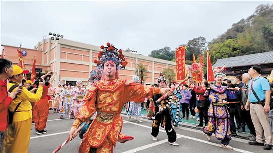 英歌舞者個個身姿矯健，步伐有力，激情四溢。